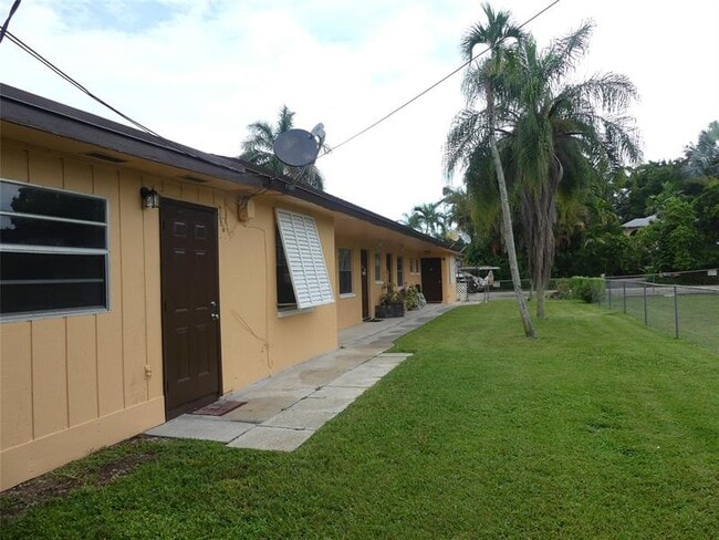 Building Photo - 4725 SW 65th Ave
