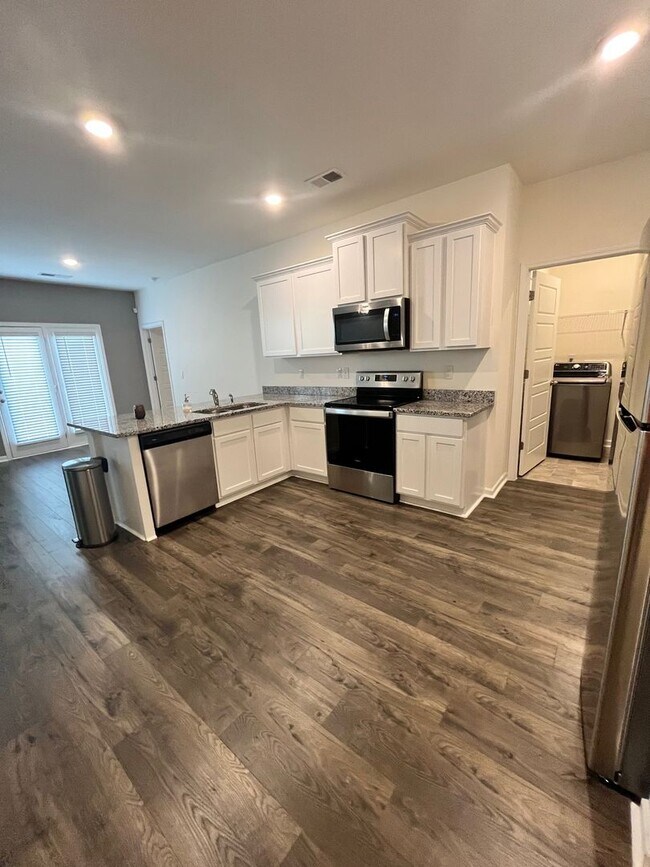 Foto del edificio - Move Right In to Your Practically Brand New Bonaire Home.