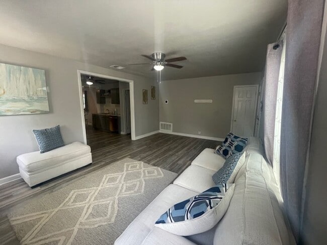 Building Photo - 322 Beverly Dr