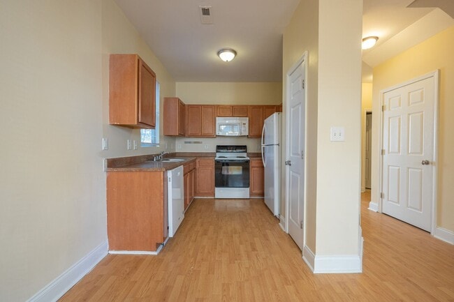 Building Photo - First floor Master with 3 Bedrooms !
