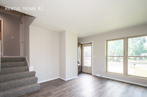 Building Photo - Stylish multi-level Duplex w/Finished Base...