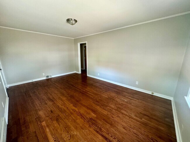 Building Photo - Charming 3 bedroom house close to Wesleyan