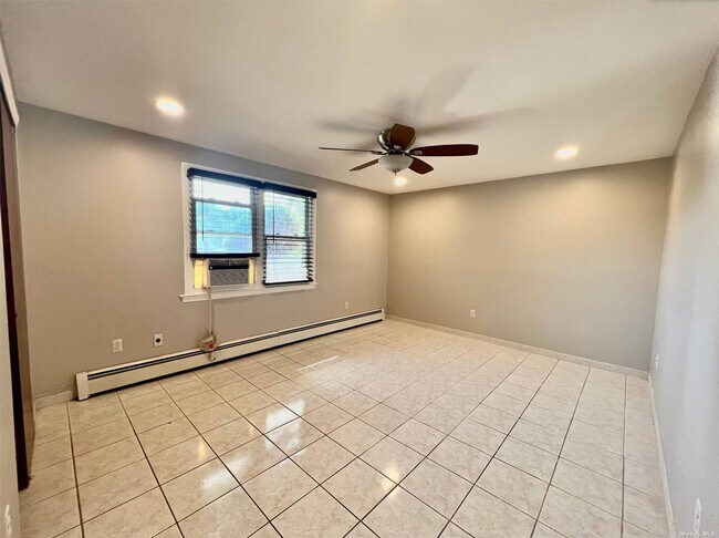 Foto del edificio - 282 Hicksville Rd
