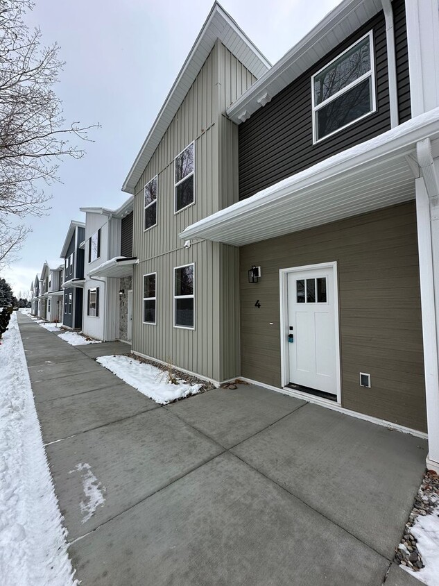 Foto principal - Stunning New 4 Bedroom Townhome in Idaho F...