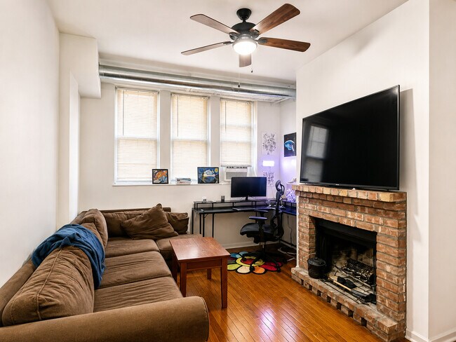 Foto del edificio - 677.5 W Wrightwood Ave