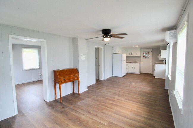 Foto del edificio - Larger Renovated 2 Bed / 1 Bath Apartment ...