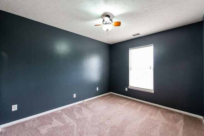 Building Photo - Beautiful Townhouse for Rent