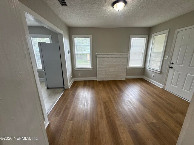 Foto del edificio - 1645 W 12th St
