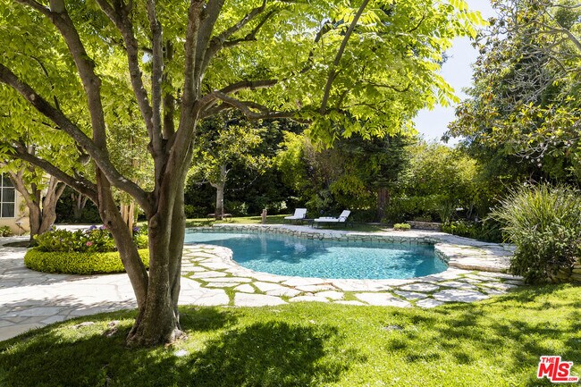 Building Photo - 821 Whittier Dr