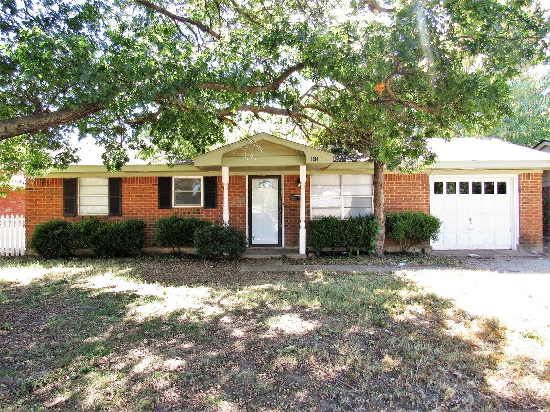 Primary Photo - Charming Cute Home Near OU Campus!