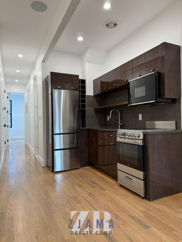 Foto principal - 3 bedroom in Brooklyn NY 11206