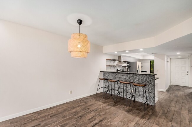Building Photo - Stylish 2 Bed, 2 Bath Oasis in the Heart o...
