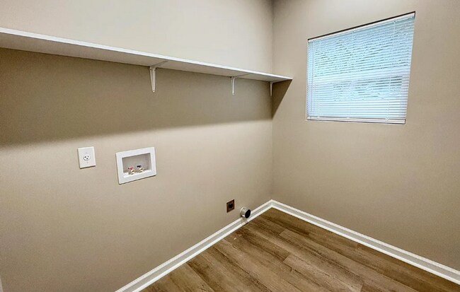 Foto del edificio - NEW LISITING