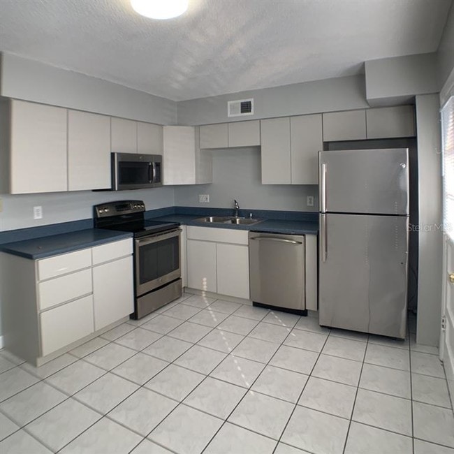 Building Photo - 825 Primrose Dr