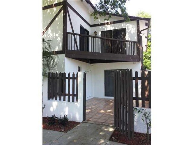 Building Photo - 2 bed 2 ½ Bath townhouse
