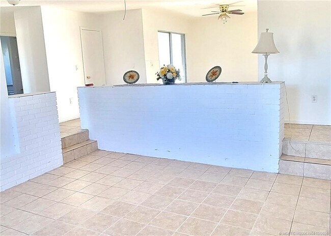 Foto del edificio - 350 NE Granduer Ave