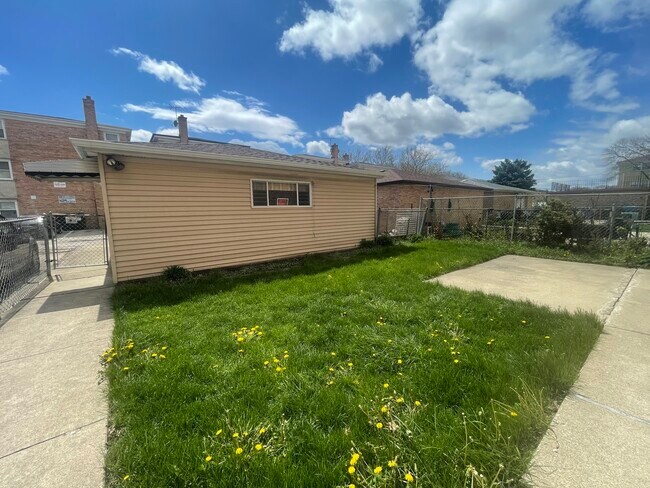 Foto del edificio - 8645 W Summerdale Ave
