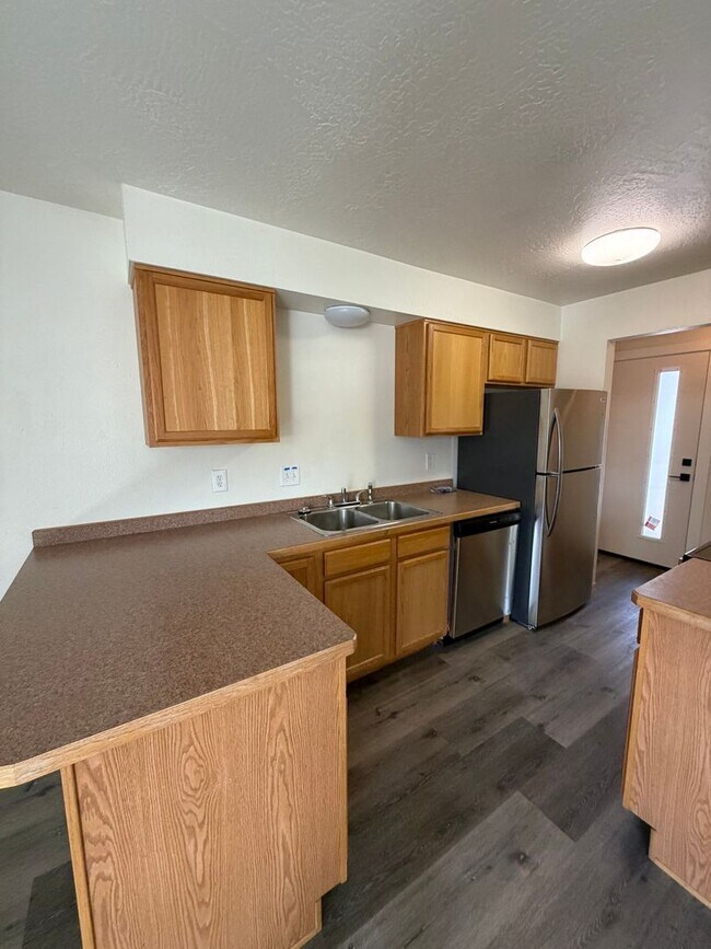 Foto del edificio - Southgate Triangle - 2 Bed - 1 Bath *Exterior Improvements Underway*