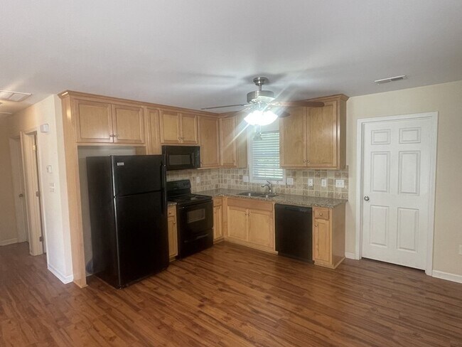 Building Photo - This 2 BR, 1 BA Duplex for rent in a super...
