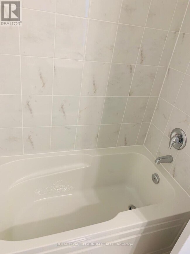 Building Photo - 1366 Sycamore Garden