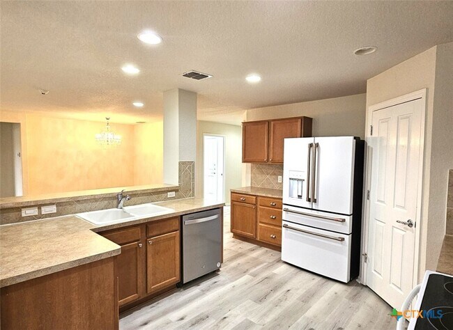 Building Photo - 5509 Columbia Dr