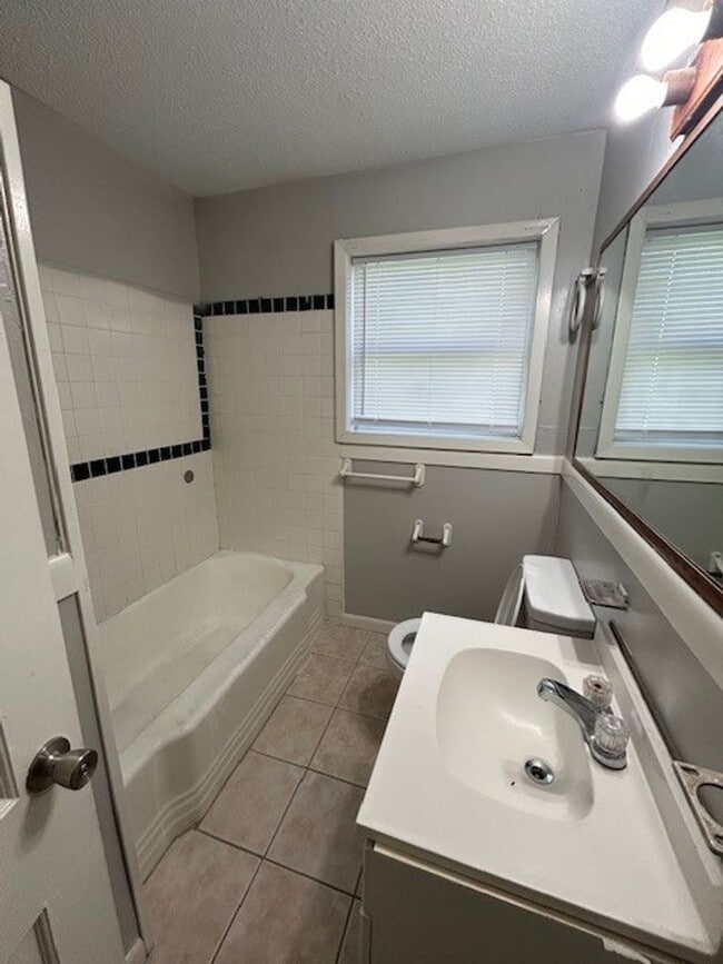 Building Photo - Spacious 2 Bedroom
