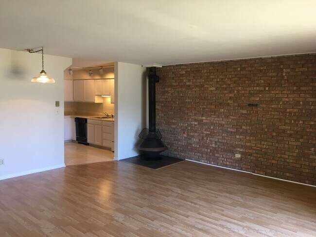Foto del edificio - Large 2 Bdrm/2 Bath Condo 1 mile from Lake...