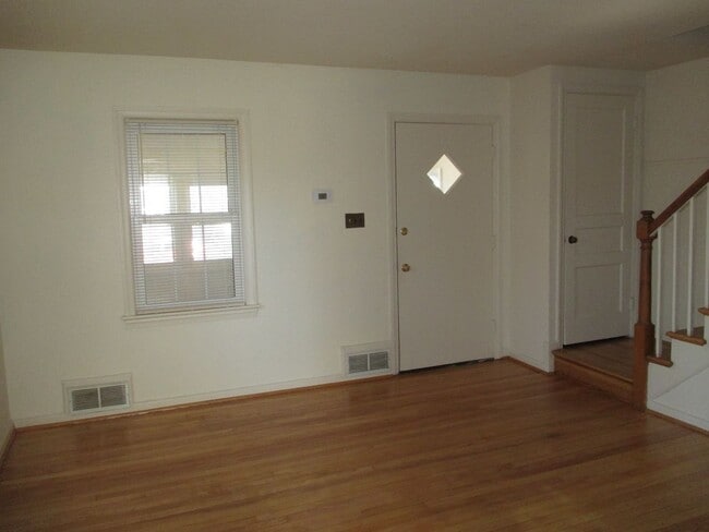 Foto del edificio - Semi-Deteched Near Hunington Metro!!