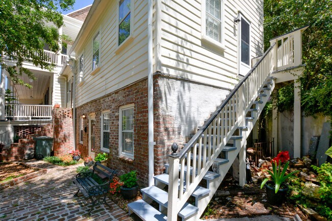 Building Photo - Beautiful South of Broad Carriage House