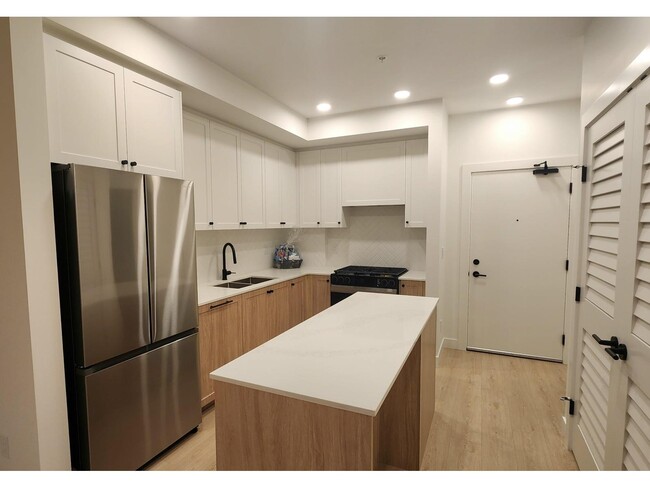 Building Photo - 19985-19976 76 Ave