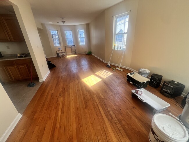 Living/dinning room very spacious - 895 S 18th St