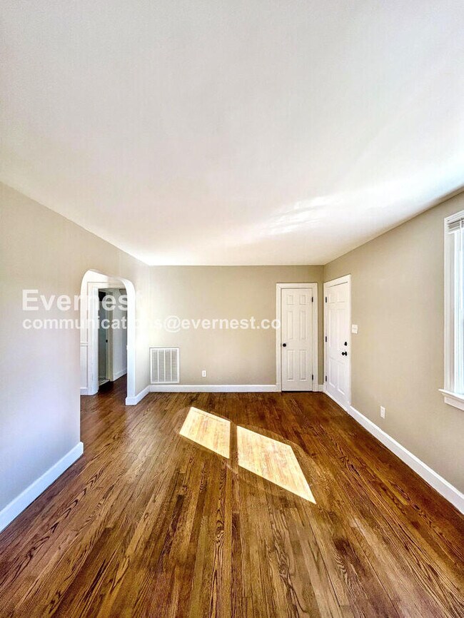 Foto del edificio - 8282 Wonderland Ln