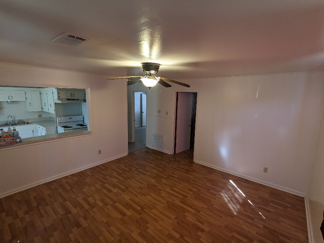Building Photo - 104 N Ave J