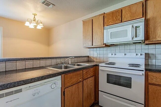 Foto del edificio - 3 BED / 2 Bath  AVAILABLE NOW