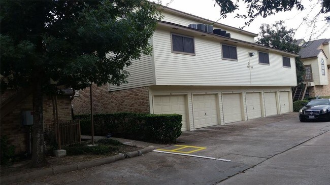 Building Photo - 2425 Holly Hall St