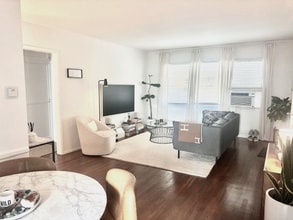 Building Photo - 916 N Sweetzer Ave