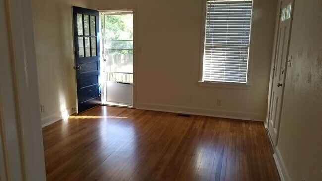 Luz natural del sol y suelos de madera - 912 Kingswood Dr