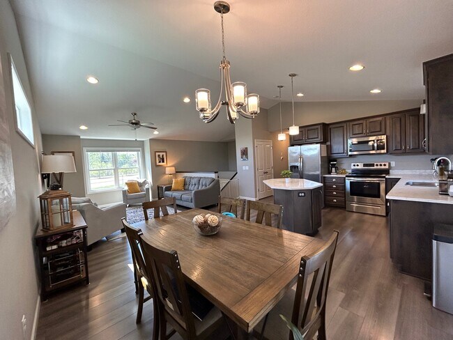 Foto del edificio - 4724 Lakeland Ave N