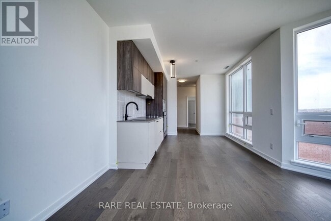 Photo du bâtiment - 8888-8888 Yonge St