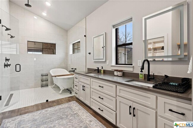 Foto del edificio - 4008 Burton Ln