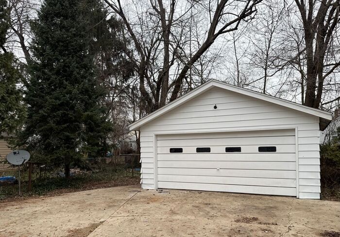 Building Photo - Fully Renovated 3 bed 2 bath home - Ask ab...