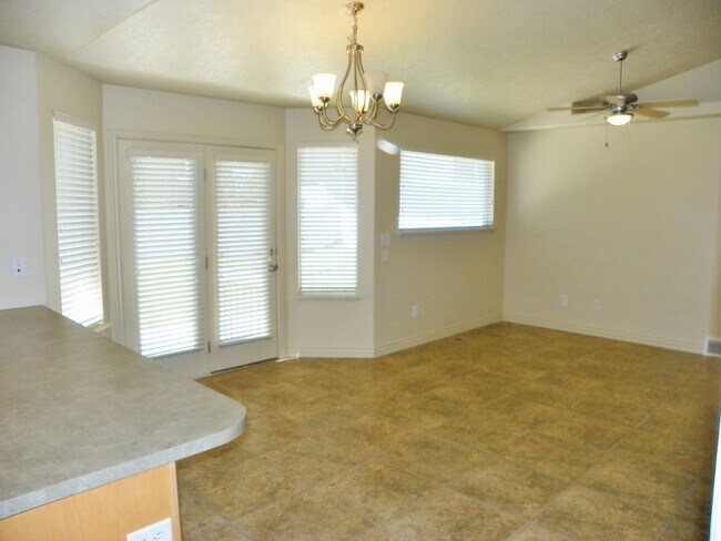 Building Photo - 3 Bed 2 Bath Home in a Quiet Herriman Neighborhood.