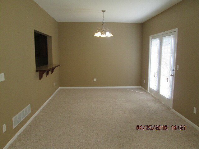 Building Photo - Spacious Townhouse