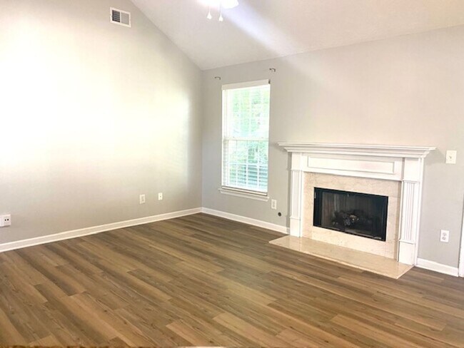 Foto del edificio - 3 Bed, 2 Bath Home with Fenced Backyard an...