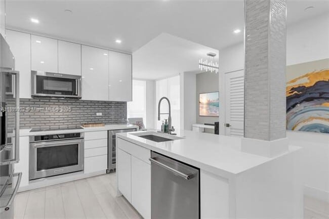 Building Photo - 2525 SW 3rd Ave