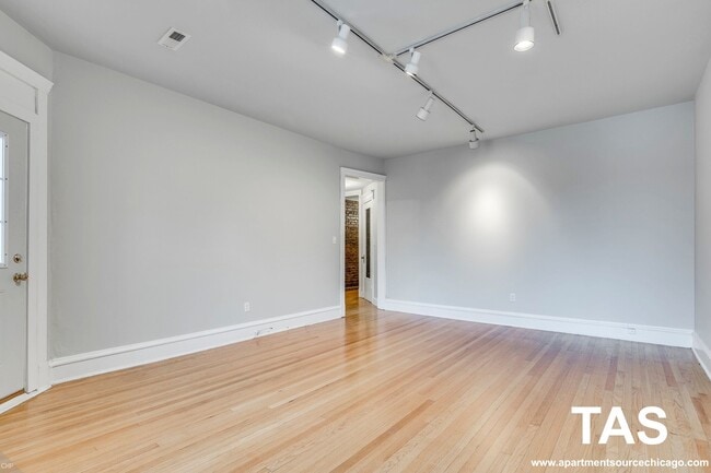 Building Photo - 4116 N Clarendon Ave