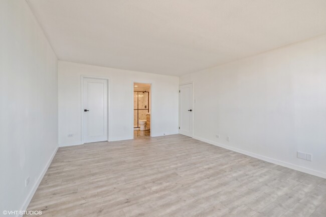 Building Photo - 501 W 24th Pl