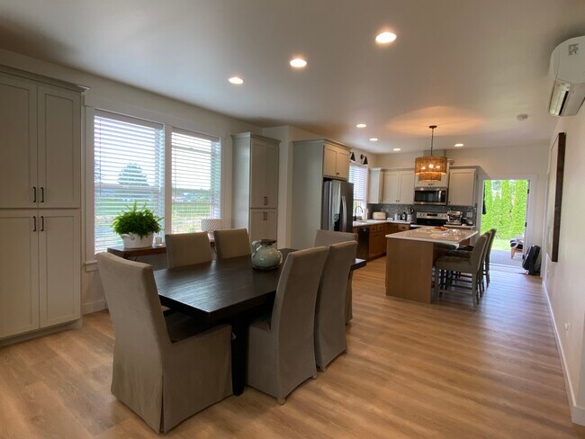 Building Photo - 1285 Salix Ln