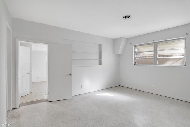 Building Photo - 3 br, 2.5 bath House - 4430 NE 16th Ter