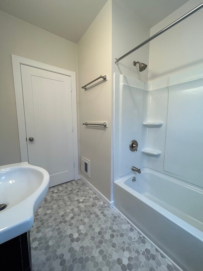 Building Photo - 12400 Santa Rosa Dr